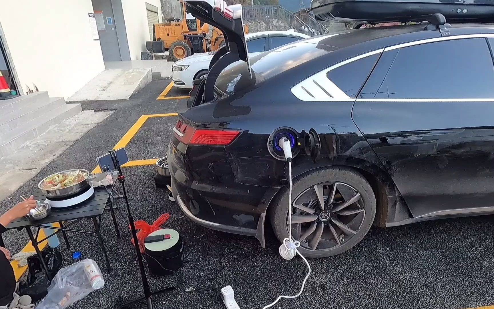 比亚迪77度电的移动电站,再也不担心户外饿肚子了