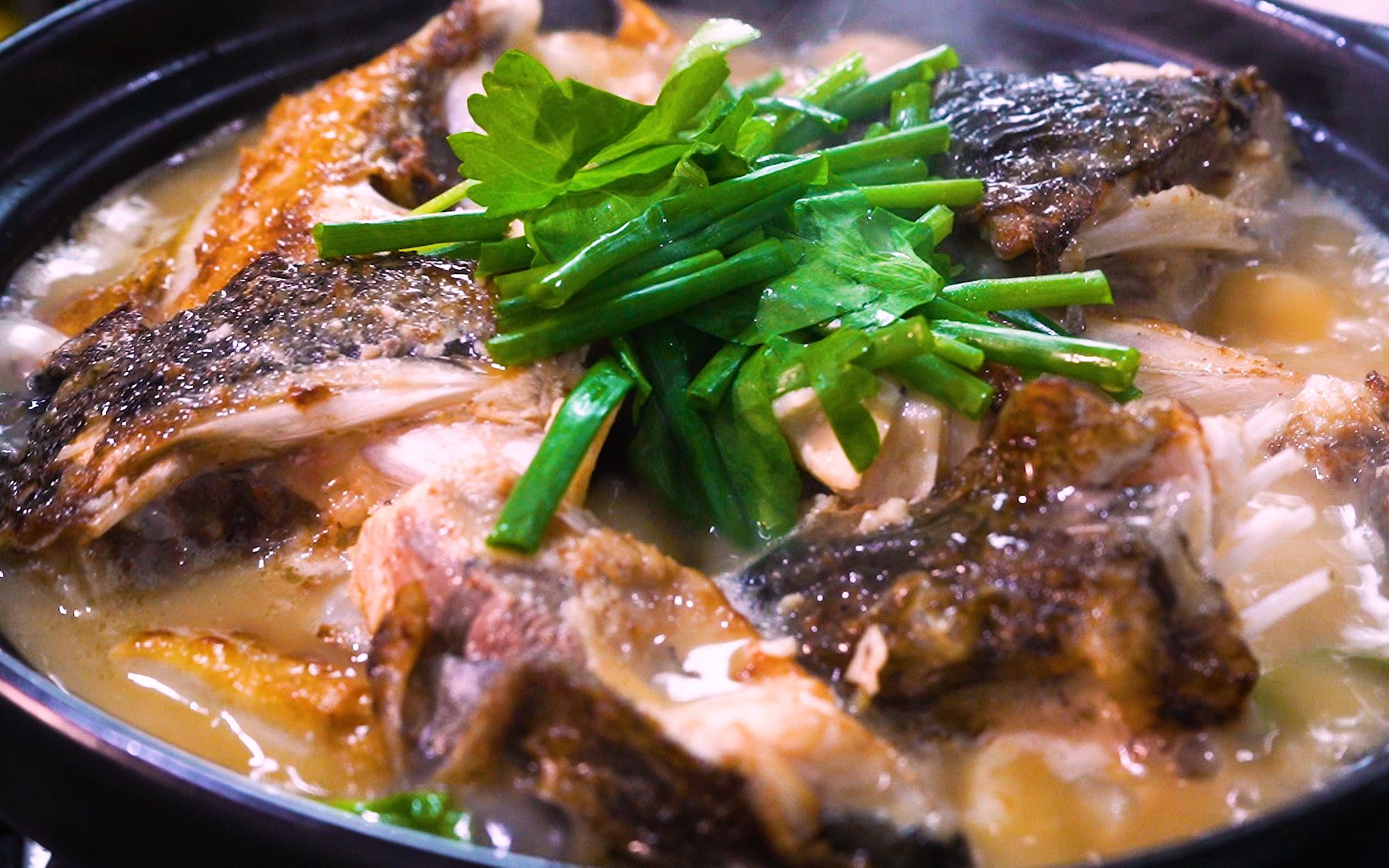 天冷了,我家就爱做鱼头豆腐砂锅煲,有荤有素还有鱼汤喝,看饿了