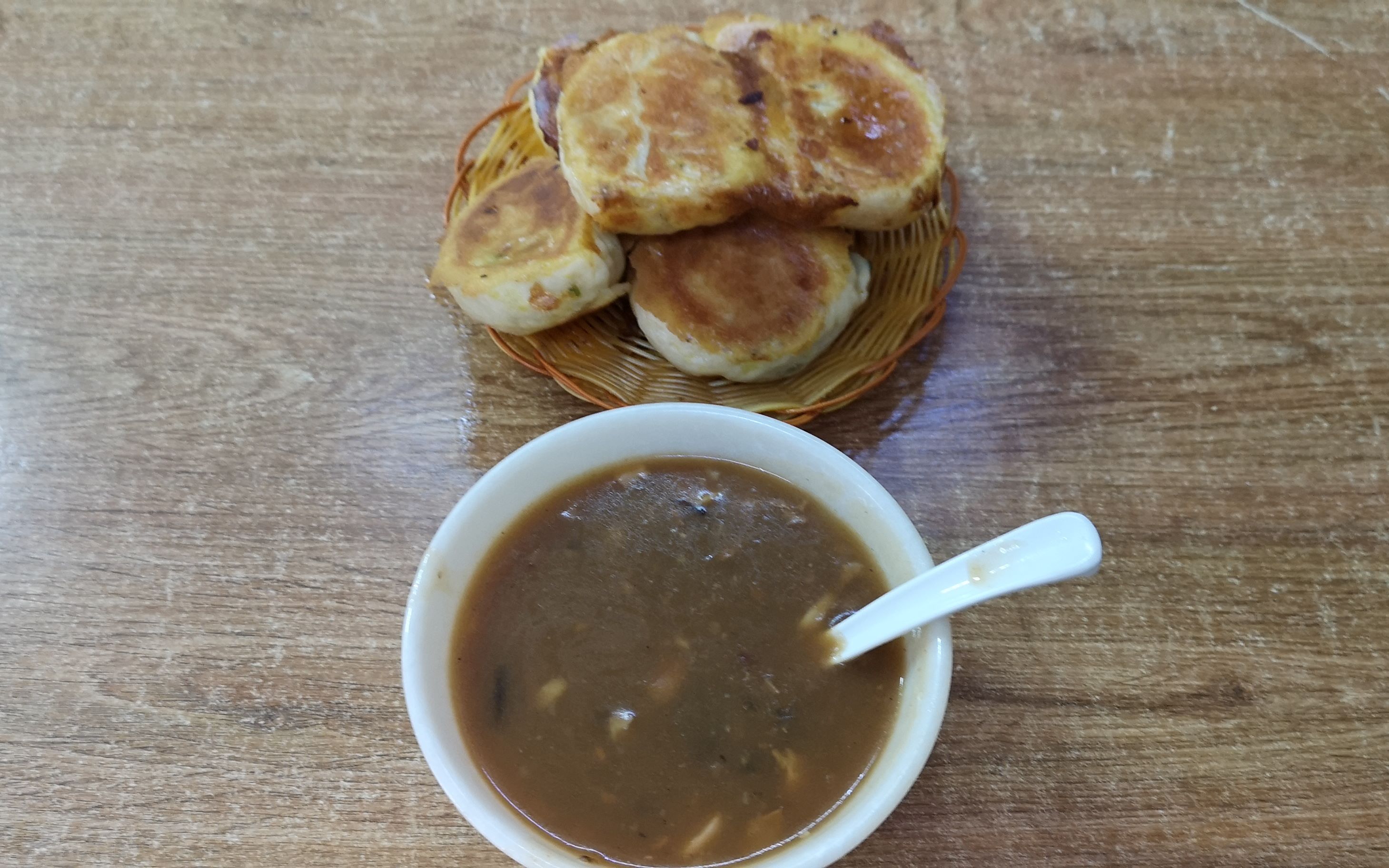 第1次在东北吃胡辣汤水煎包,南方小伙饭量大,老板提醒太多吃不完