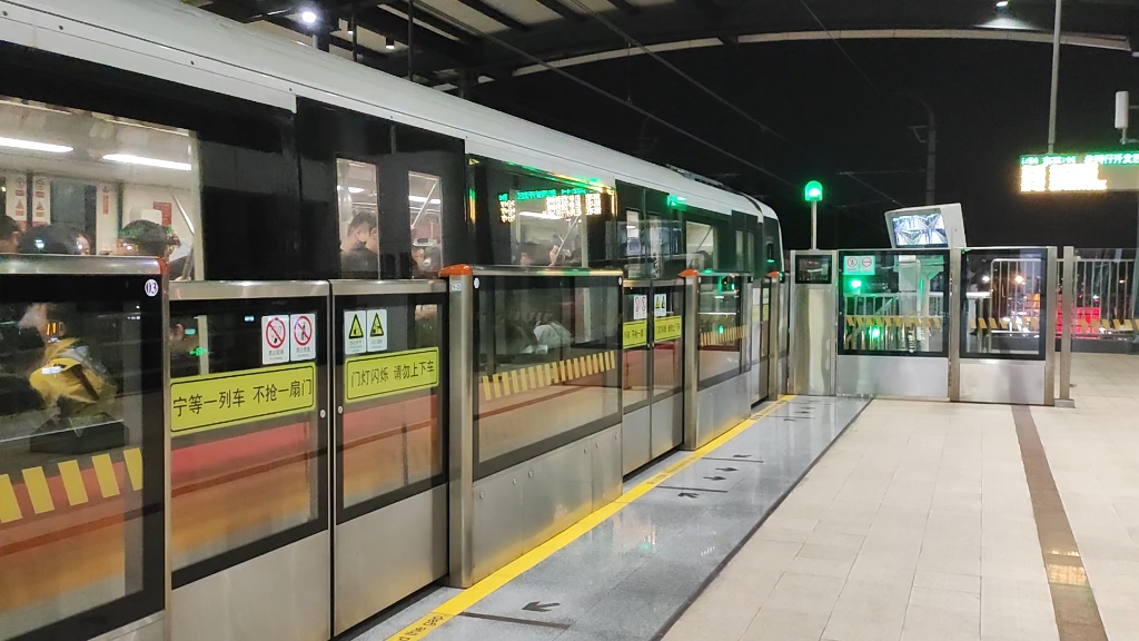 上海地铁5号线512号车银都路站上行出站