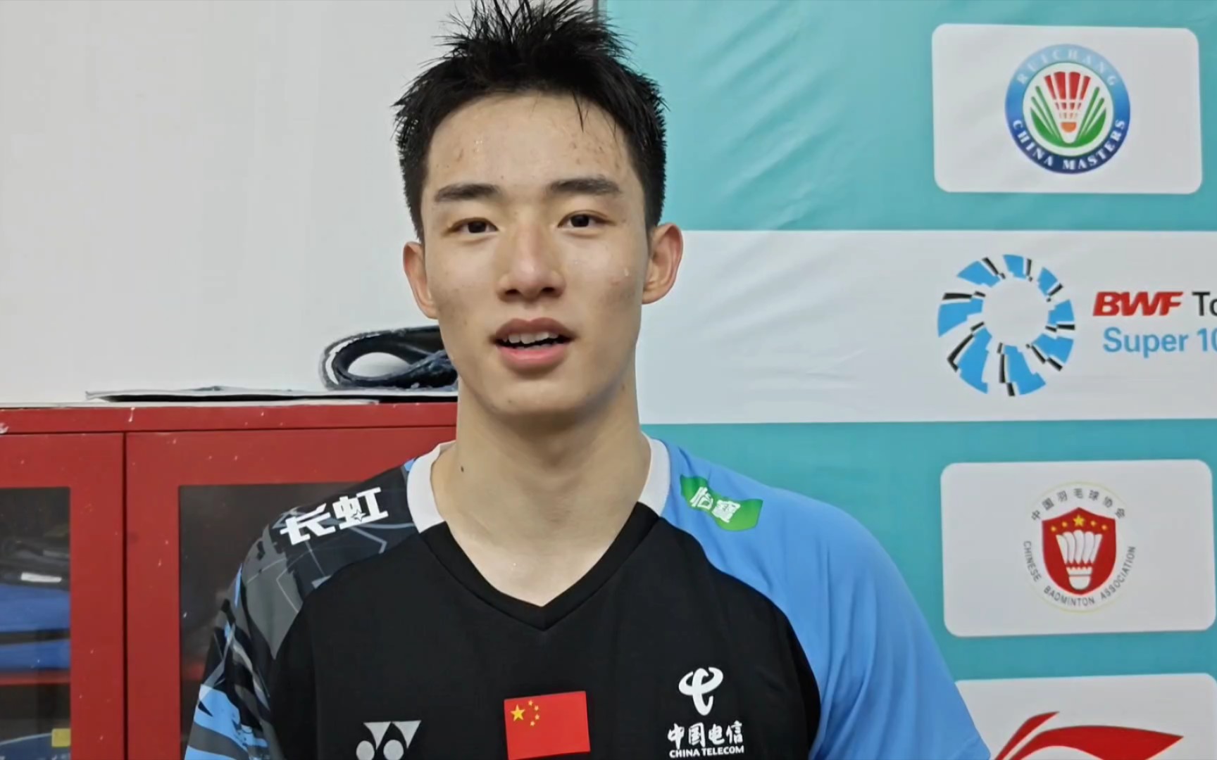 王正行赢球后学石宇奇向观众致意!2024羽毛球瑞昌大师赛