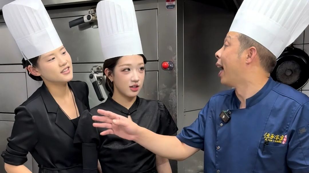 海鲜池又“亖”东西了，三人团伙这次来抢救梭子蟹!#谢谢依传承家宴海报