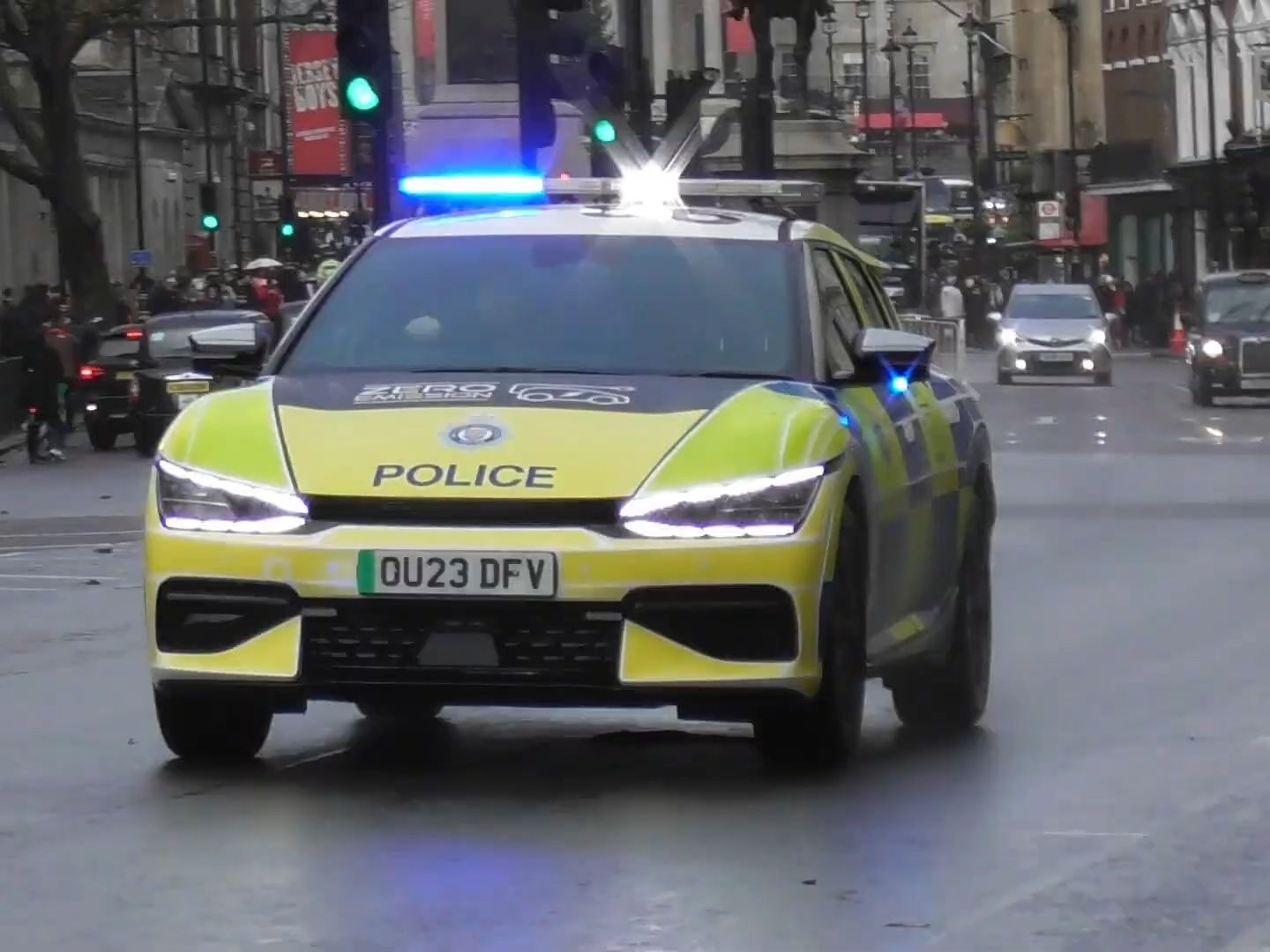 英国轨道交通警察起亚ev6警车出警
