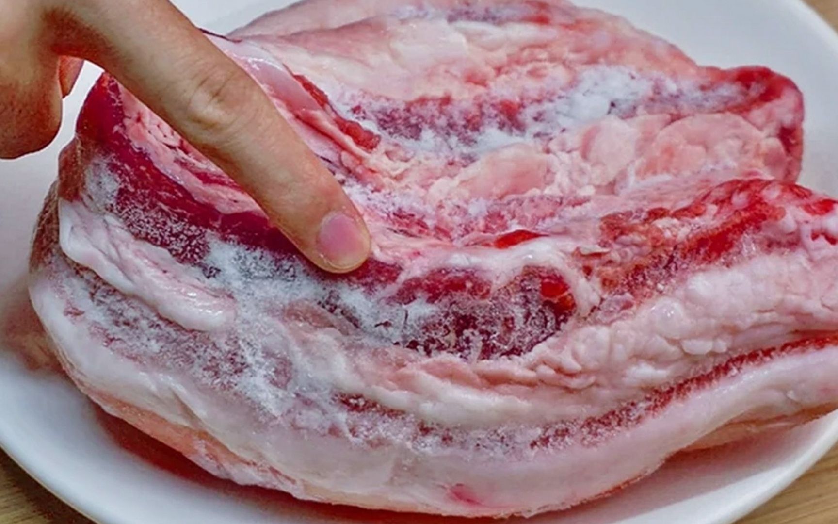 解冻猪肉,最忌直接用水泡,学会这个窍门,8分钟快速解冻,大赞