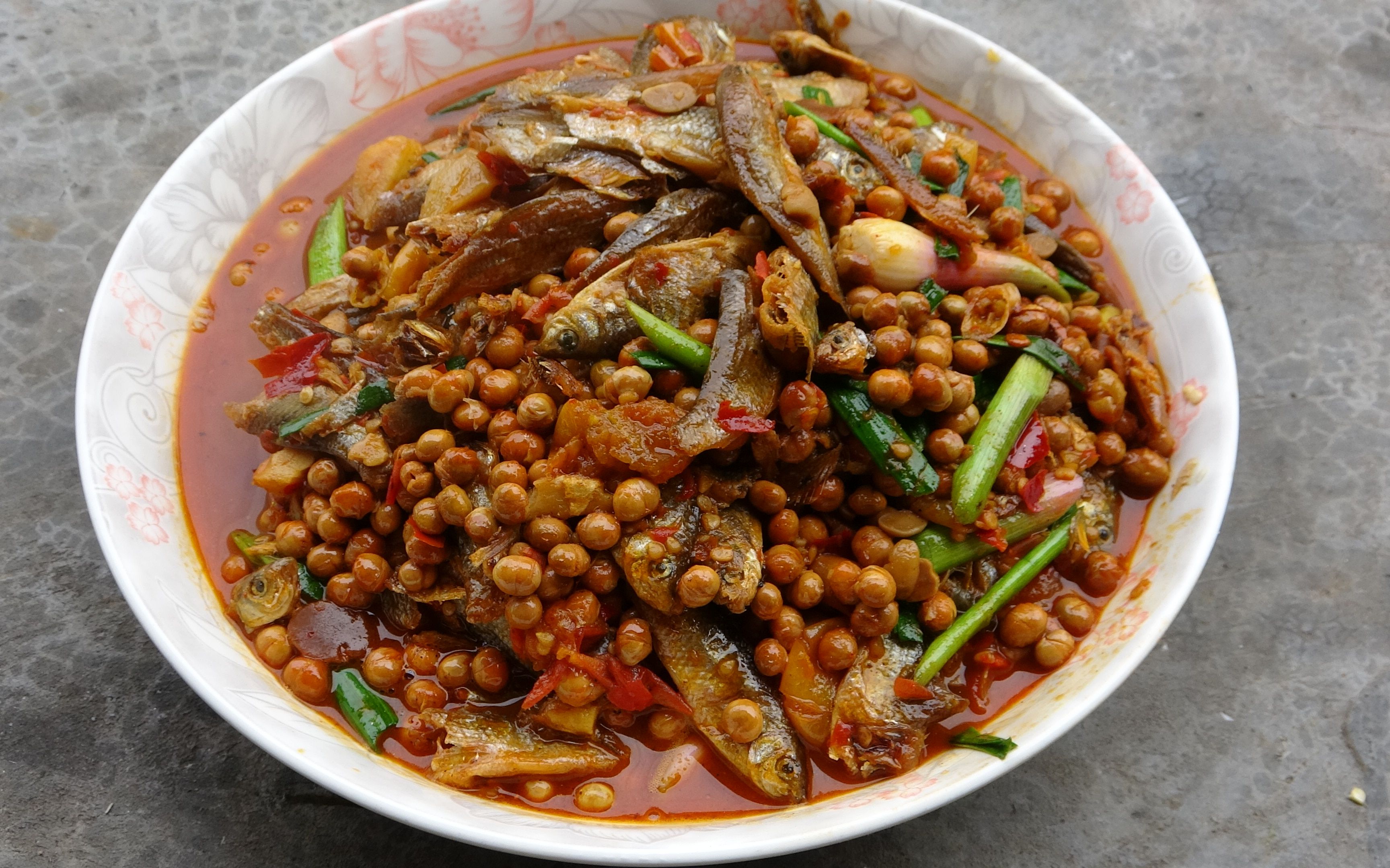 迎哥教你做广西河池农家菜鱼干焖黄豆,做法简单吃起来比大肉都香