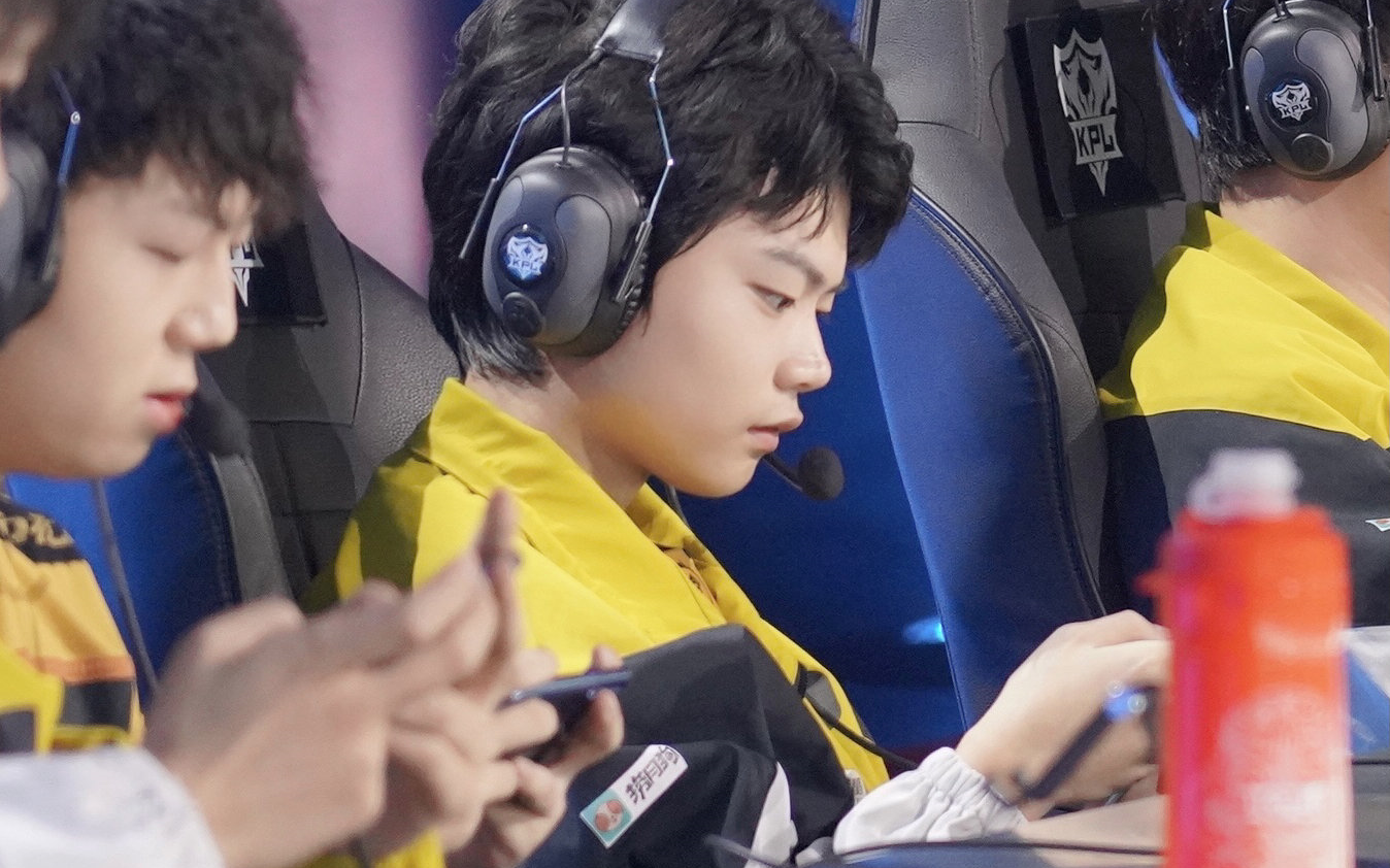 mojo末将直播 "生活可以五颜六色 但是不要乱七八糟"