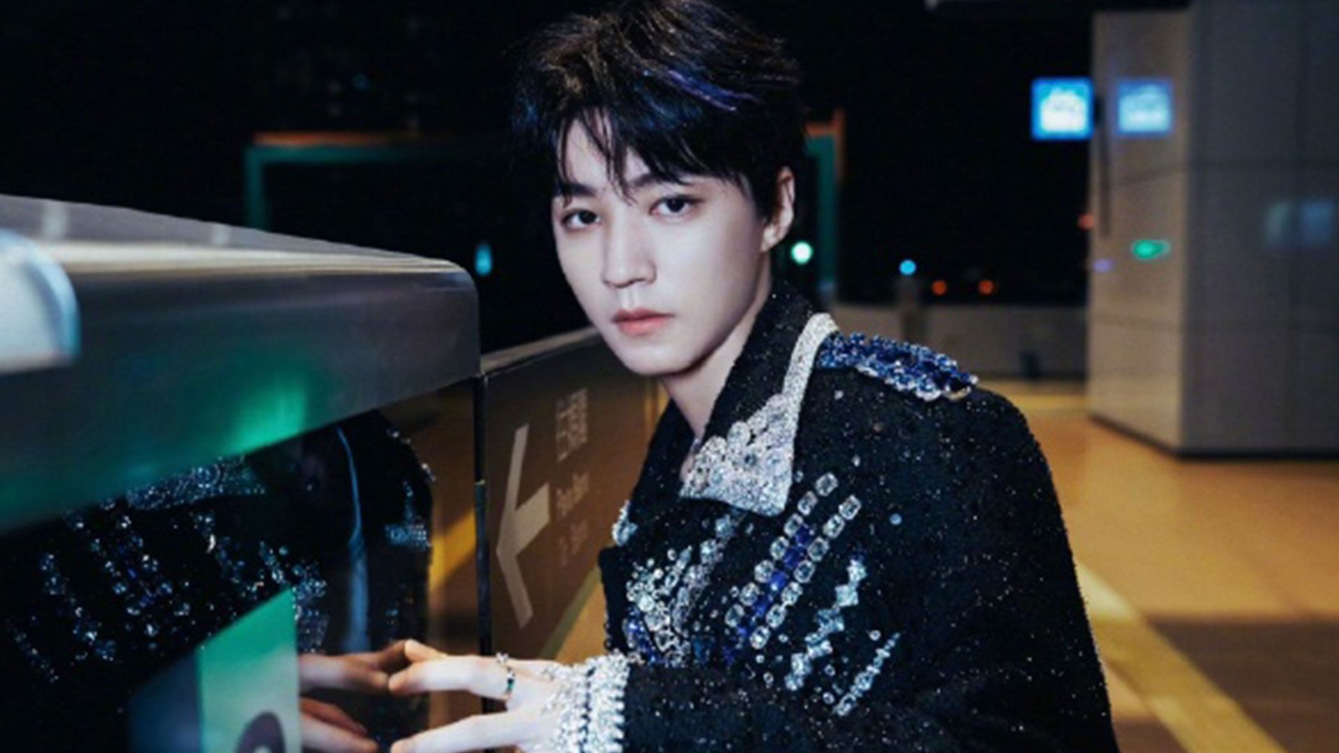 王俊凯新歌《你会找到我》首秀,ai分裂成11人站在舞台