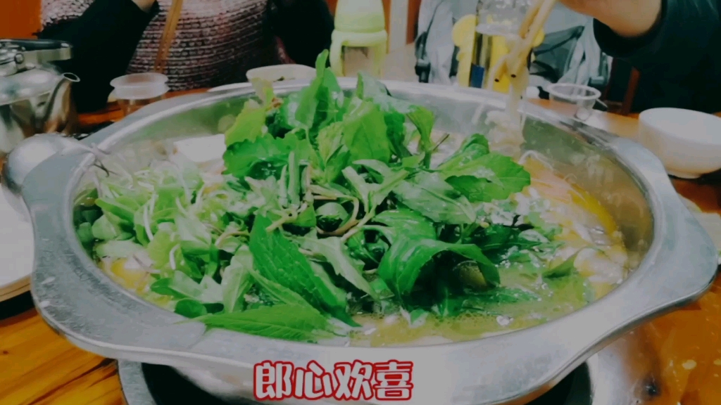 多彩贵州刺手活麻也能这样吃桐梓腊肉野菜火锅就这样征服了外地人