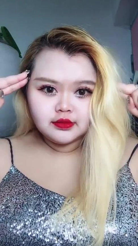 300斤大胖妹靠化妆术火了,妆后众人沉默了,网友:不敢谈恋爱了!