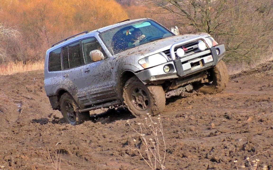 三菱帕杰罗泥地越野
