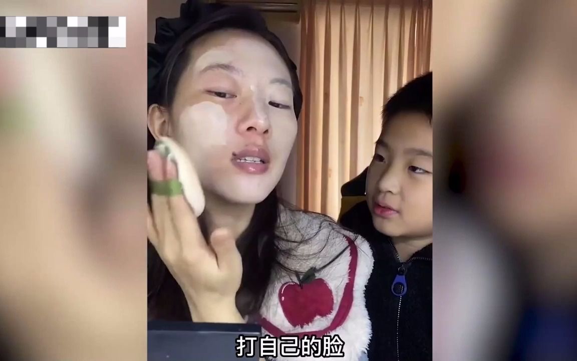 [图]弟弟看姐姐化妆好奇嘴碎，贴脸追问遭胡说八道回应，最后嘴太甜了