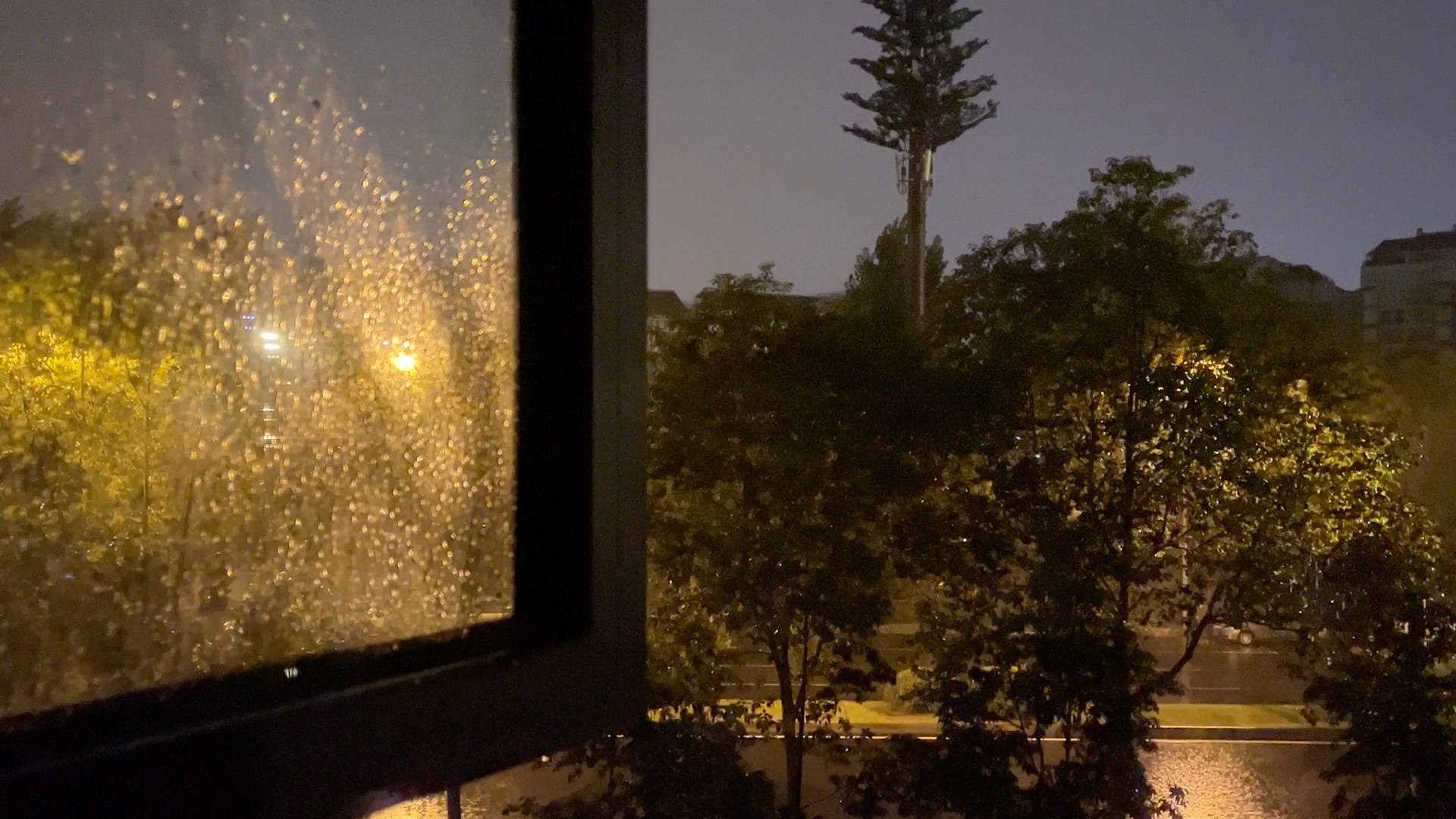 半夜窗外的雨