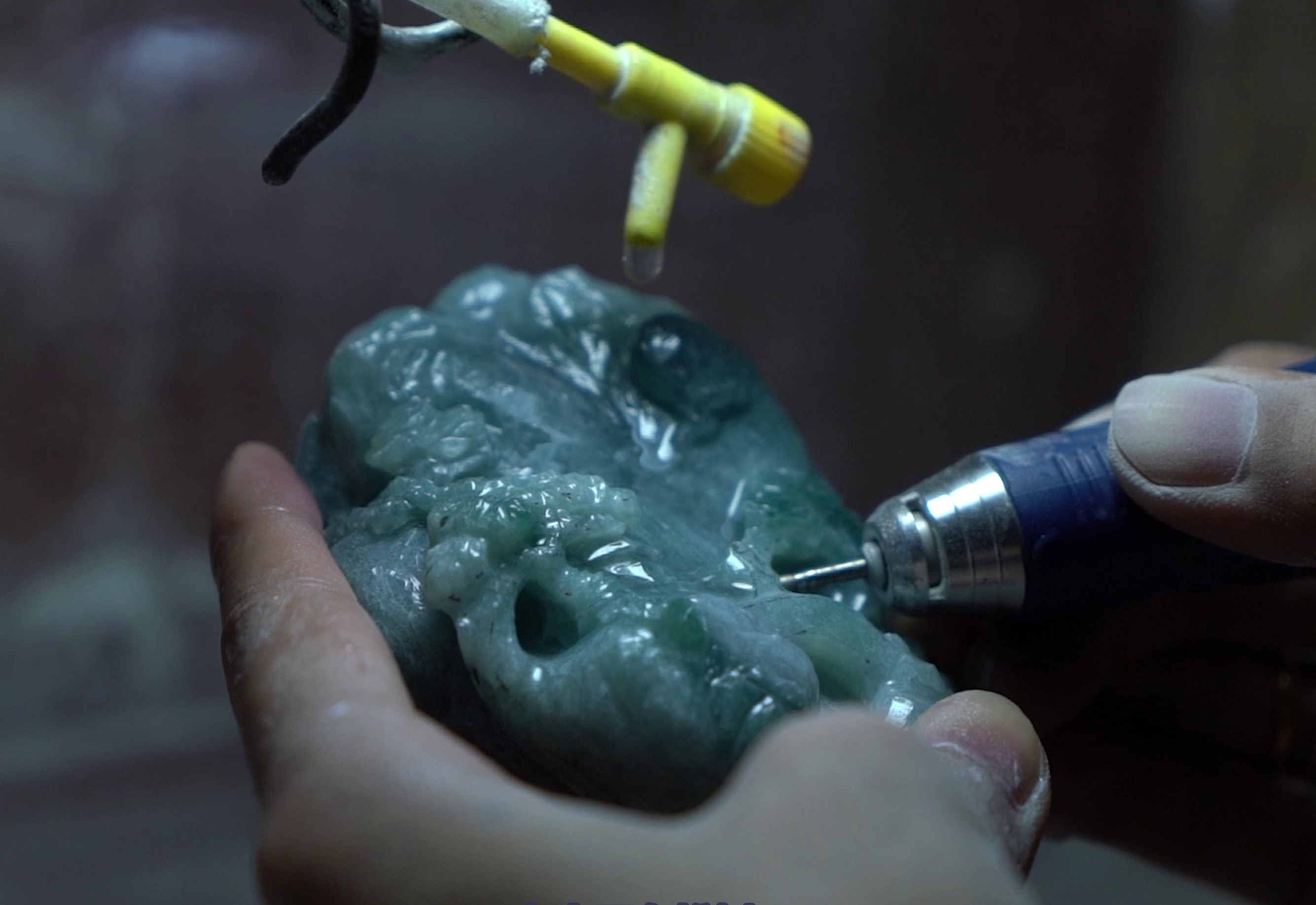 网友寄来的翡翠原石,已经扒皮,经过再三雕刻打磨,终于成器!