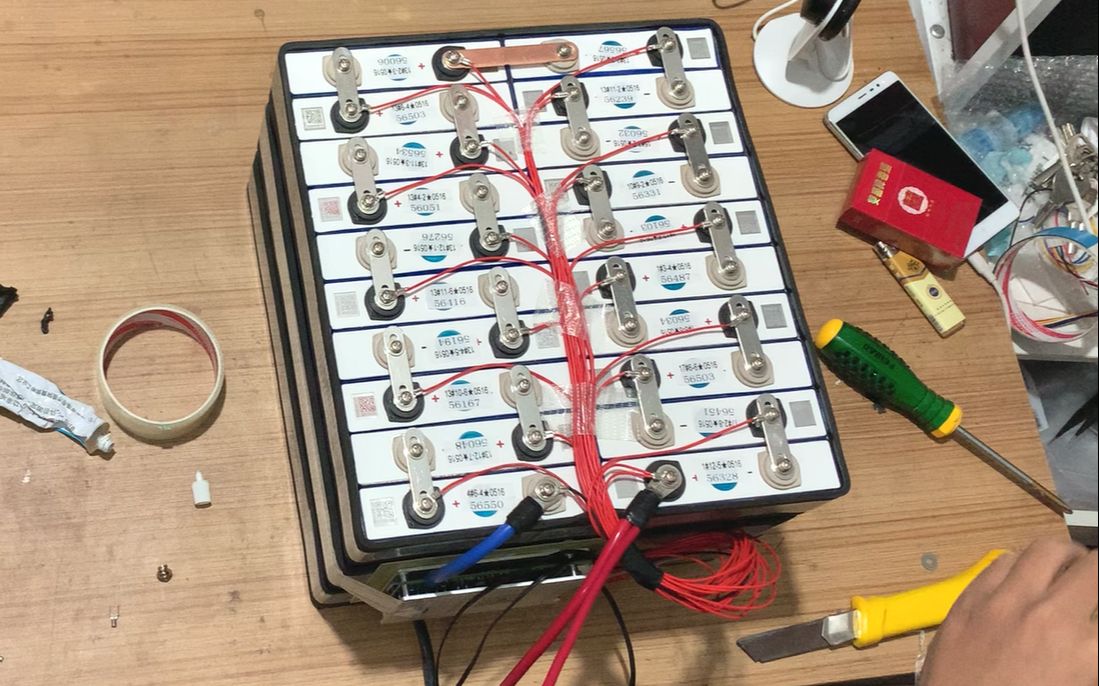 亿纬锂能60v55ah电动车磷酸铁锂电池组装教程上半部整体拼接