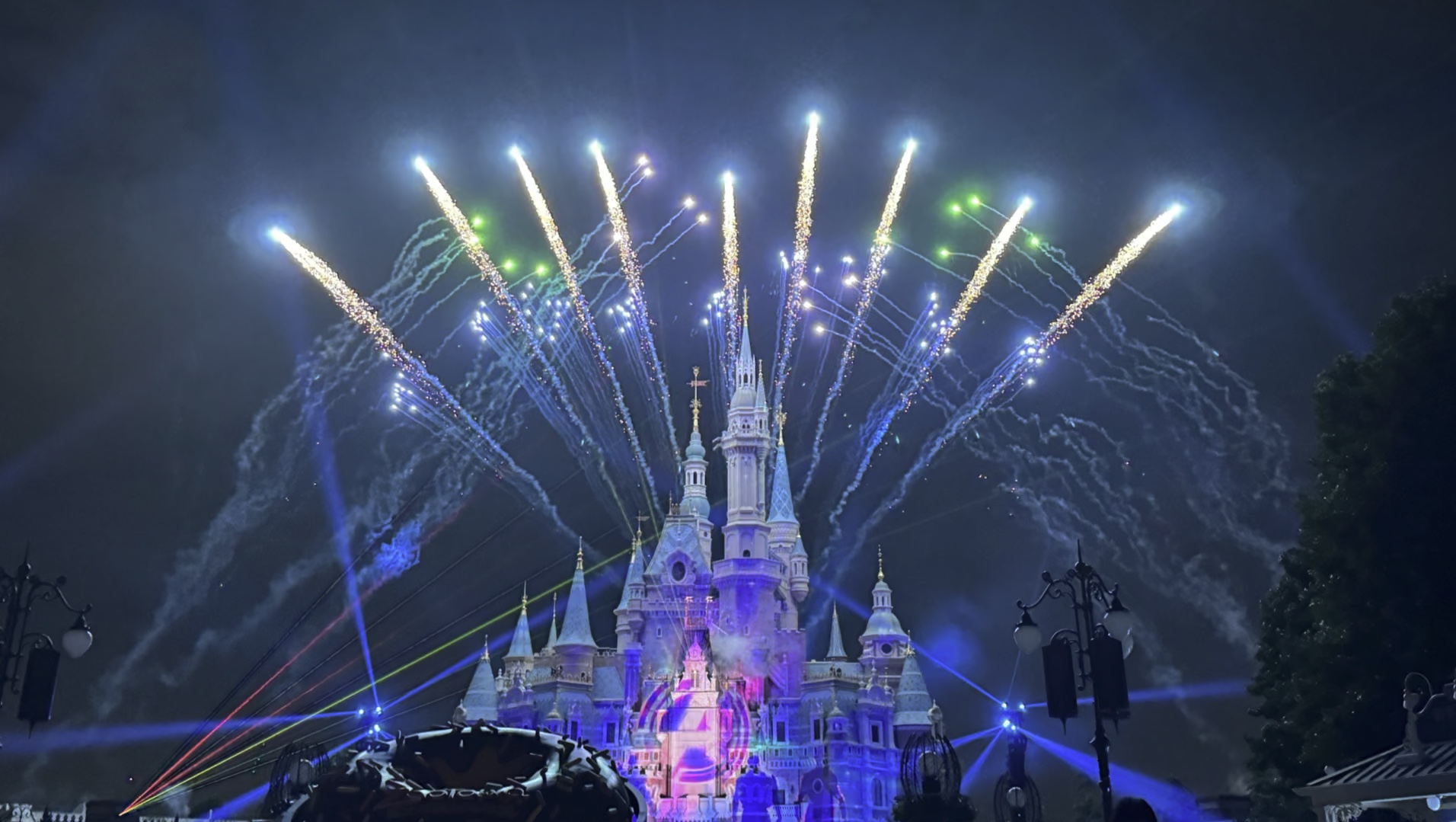 我的老年回忆录—20240706上海迪士尼烟花(素材拼接)