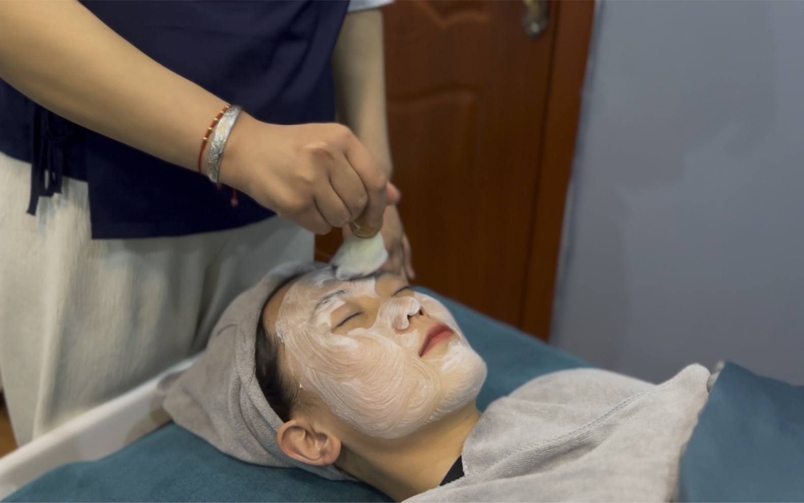 谁说只有男士可以修面,女生也可以哦