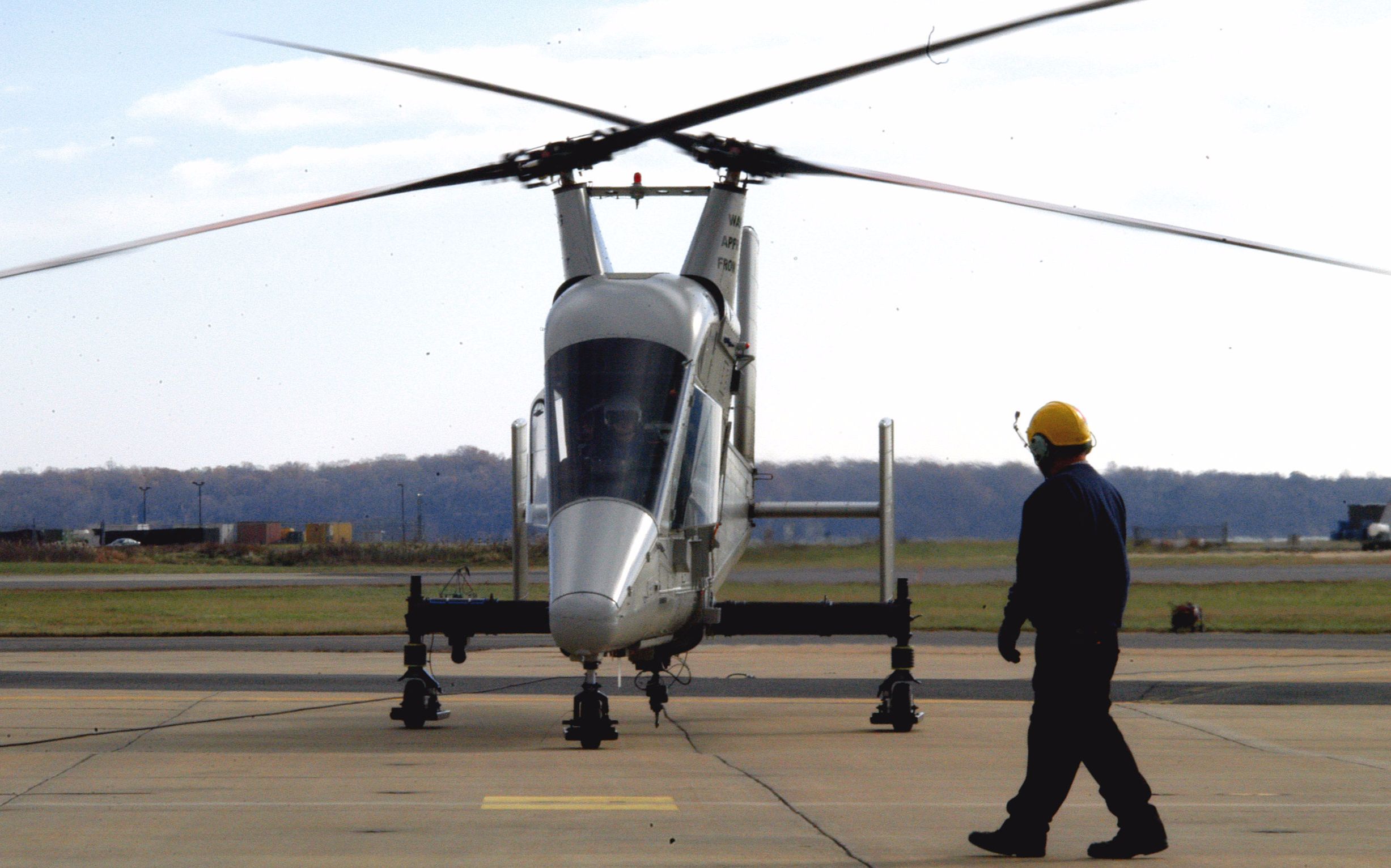 全球最奇葩的直升机,两个并排螺旋桨,一边打架一边飞,力大无比