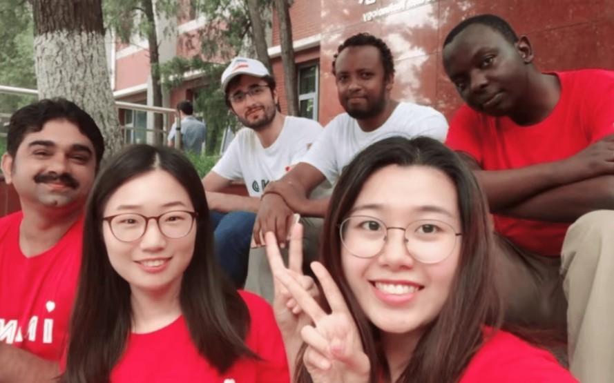 食堂当众小便,黑人留学生被开除,遣送回国!学校太硬气了!