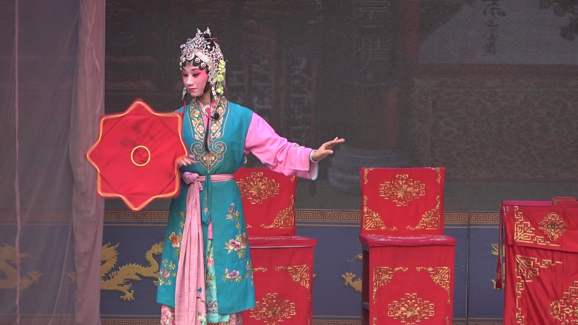 秦腔《双明珠》演出,美女的耍手绢技艺高超,形体动作生动活泼,真好看