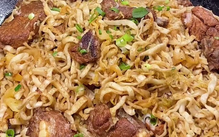 【美食教程】_排骨酸菜·焖面特别好吃 ……_哔哩哔哩_bilibili