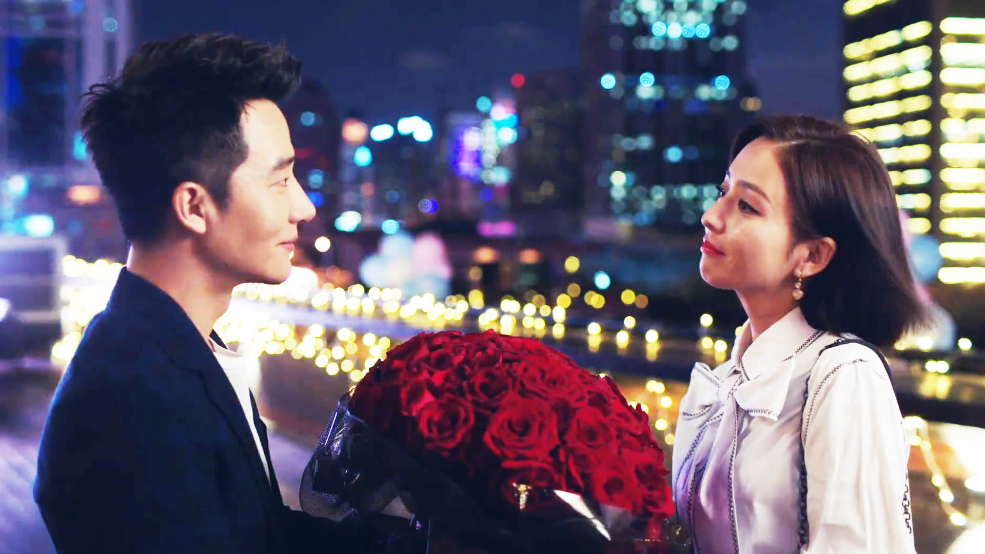 完美关系:黄轩手捧玫瑰花表白我爱你,佟丽娅含羞一笑,太妩媚