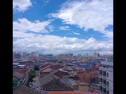 天空蓝蓝的,云朵悠悠地飘浮着,像一群绵羊在排队,整齐有序,洁白而可爱哔哩哔哩bilibili