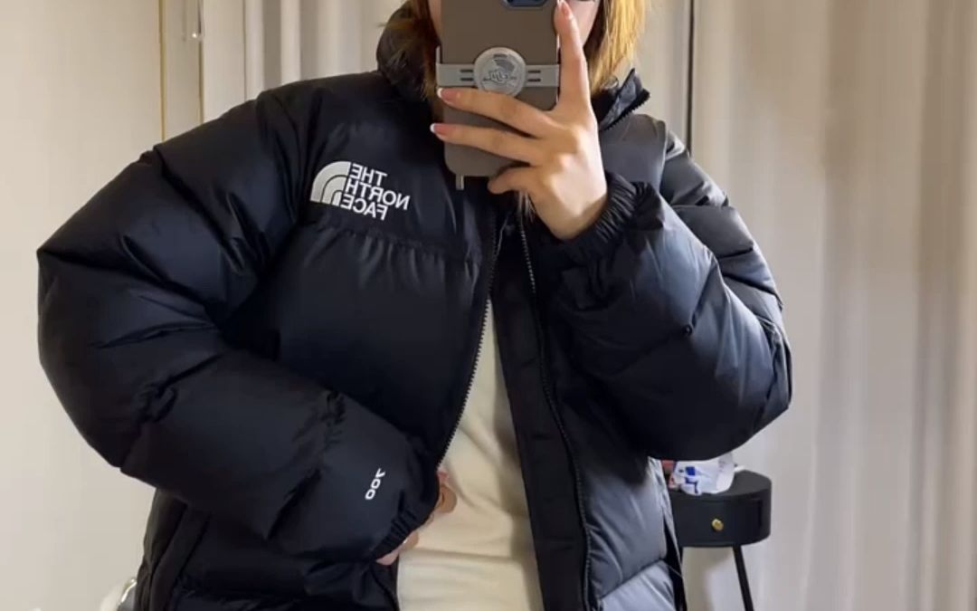 北面经典1996羽绒服上身穿搭,简单的黑白配色也能穿出高级感