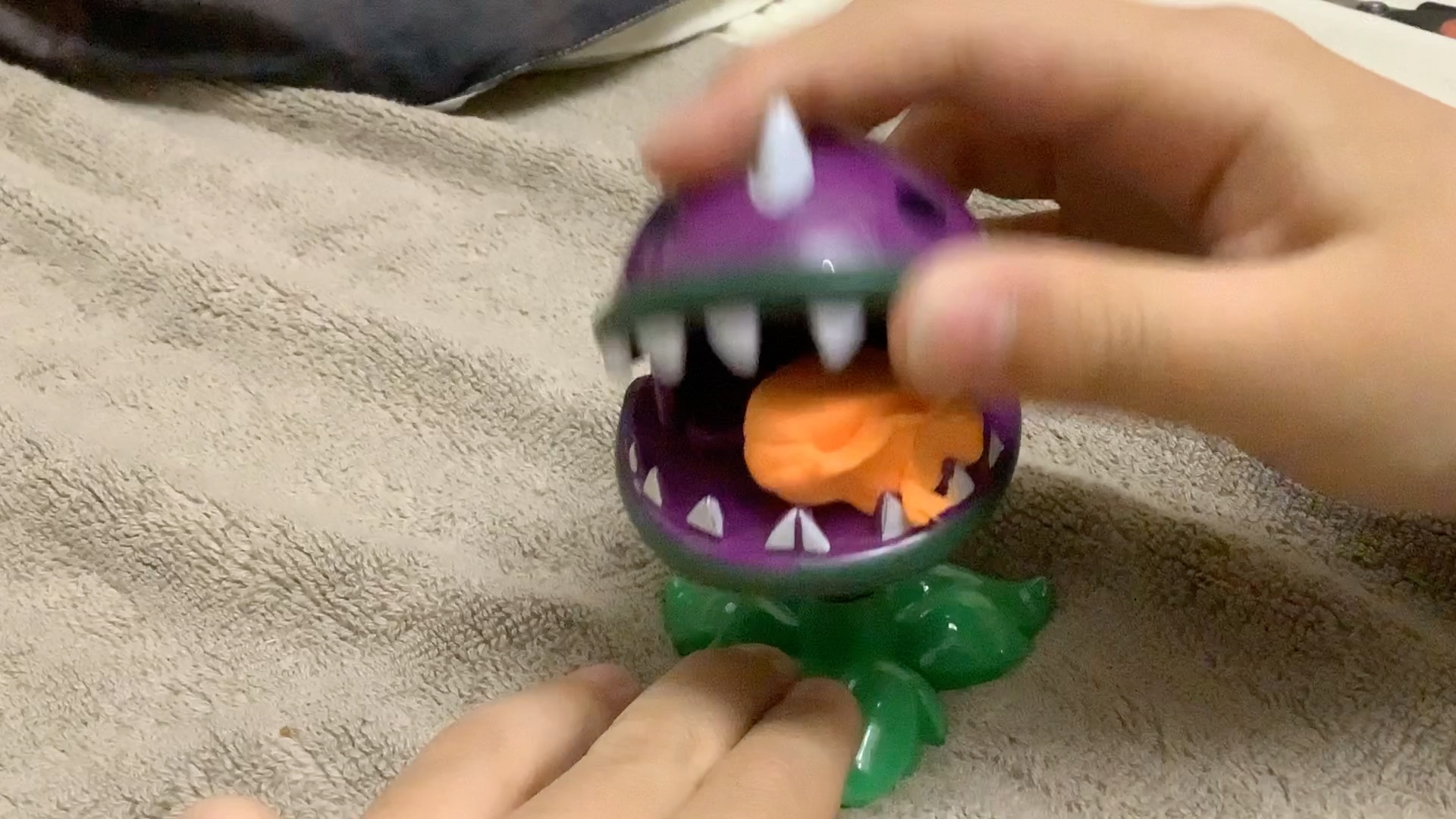 解压视频:食人花吃粘土