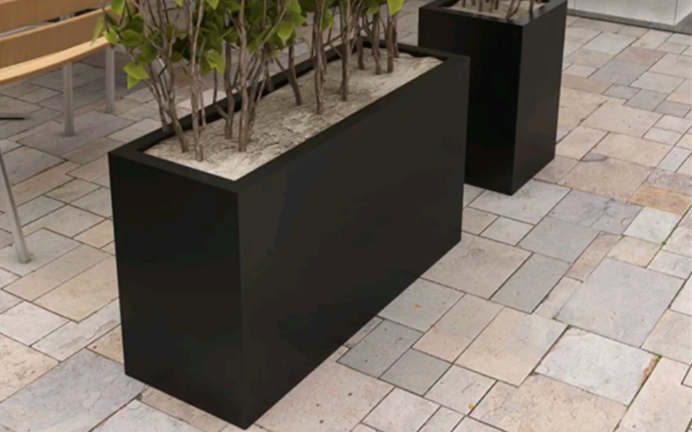 铁艺花箱作为中间道路隔断可以有效隔断行人过街引发的一系列交通事故