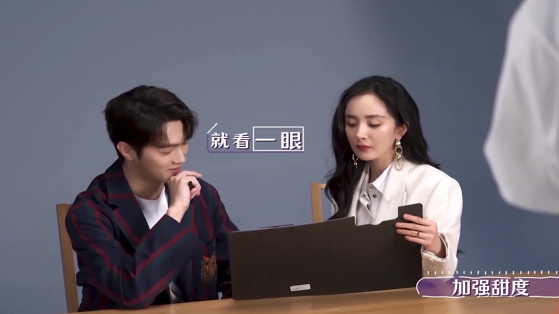 许凯花絮亲自给杨幂洗脚,有谁注意他的表情?杨幂:耳朵都红了