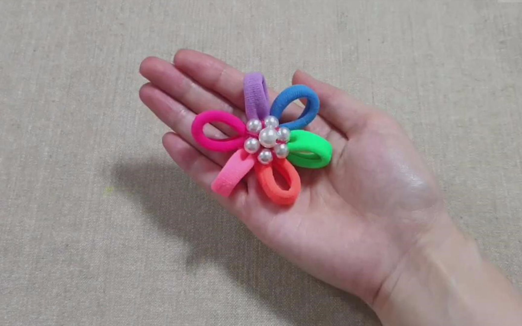 生活小妙招用头绳制作花朵的方法简单又漂亮