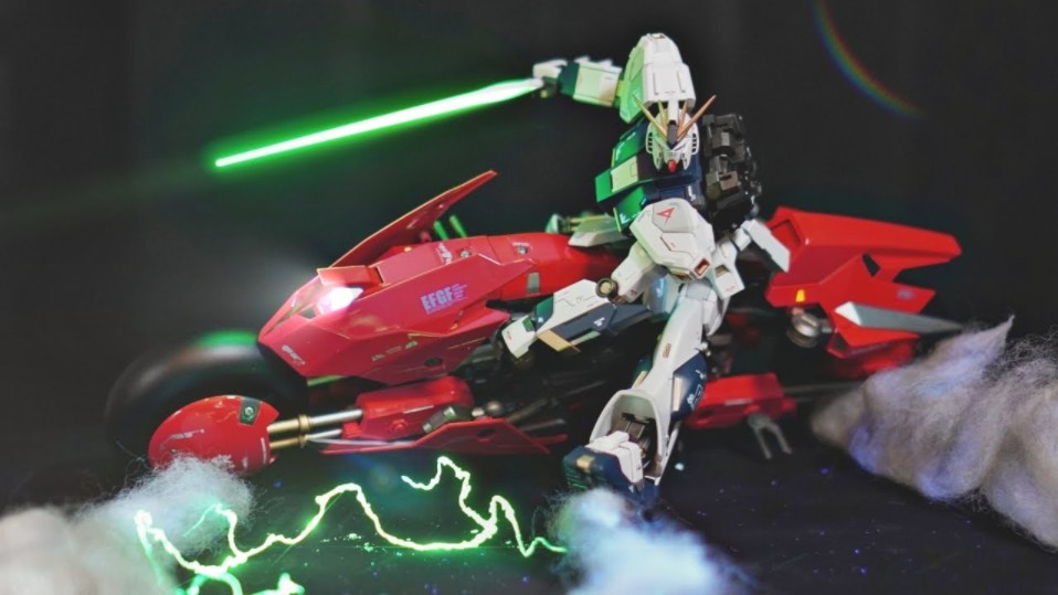 致敬经典,用牛高达还原阿基拉名场面!