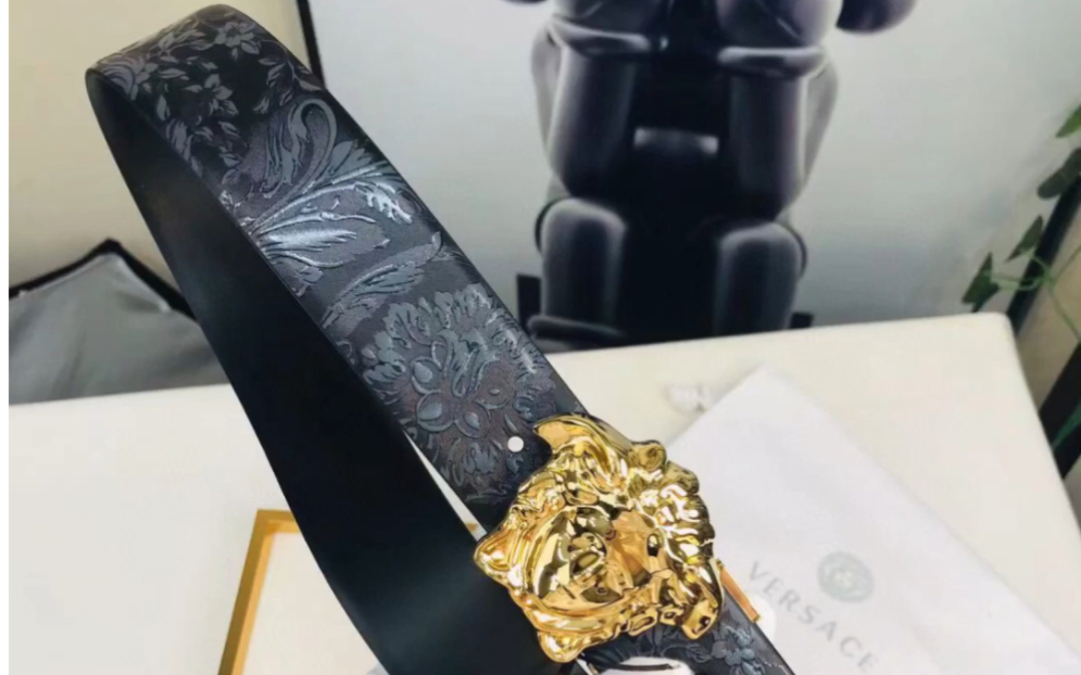 说一下高仿范思哲versace皮带,配有立体la medusa双面搭扣,一面饰有