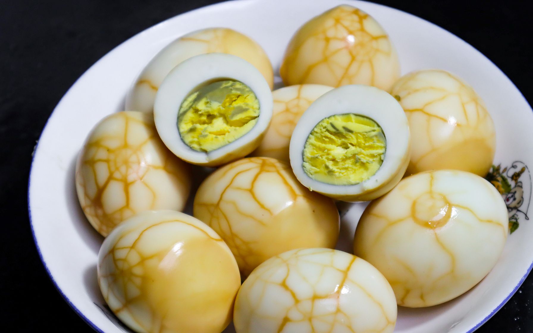 煮五香茶叶蛋,不用加一堆调料,简单3步,茶味浓郁,好吃入味!