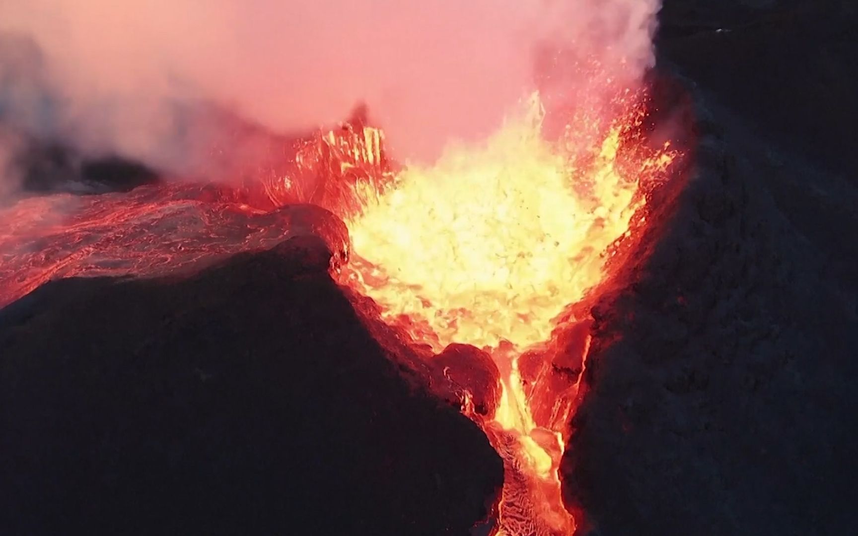 壮观!近距离直击冰岛火山喷发,炽热岩浆汩汩涌出哔哩哔哩bilibili