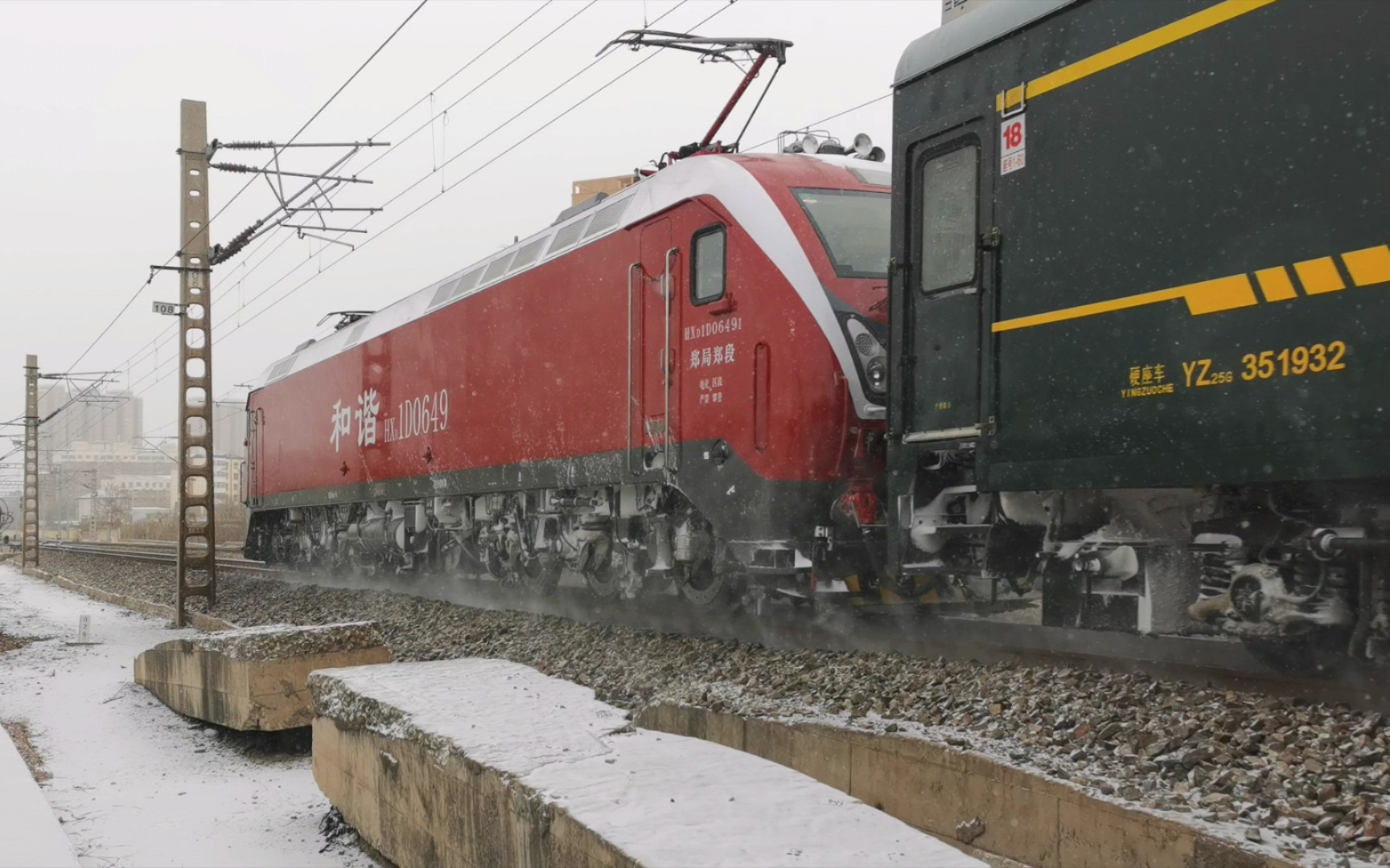 【铁路】2023年春运k7708,k817,k507,k267,k4238雪中通过河道桥