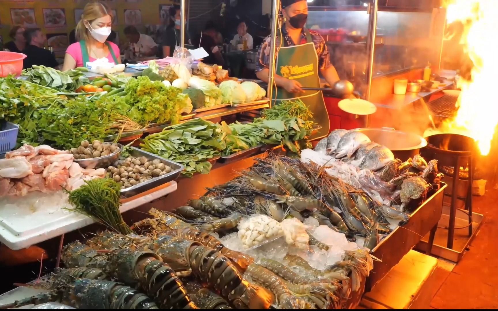 泰国街头海鲜摊,急头白脸吃一顿龙虾大餐你猜花多少钱?