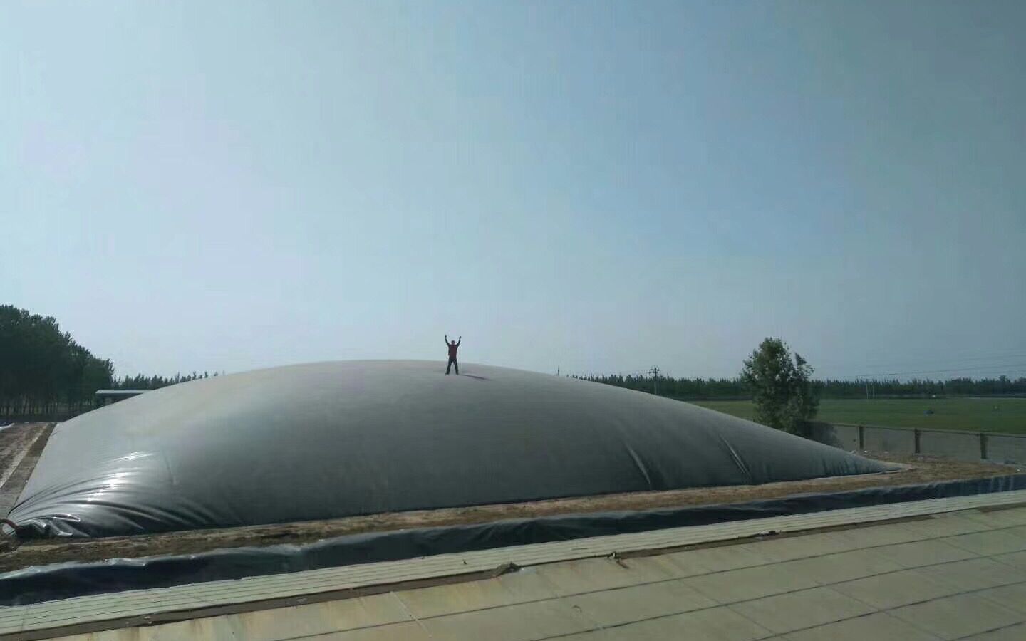 用土工膜怎样建沼气池土工膜黑膜沼气池施工及土工膜案例