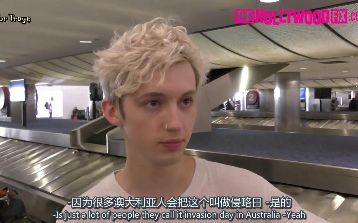 [图]【TROYE SIVAN】【中英字幕】洛杉矶机场被狗仔抓住的即兴采访#超可爱的吧【For Troye字幕组】