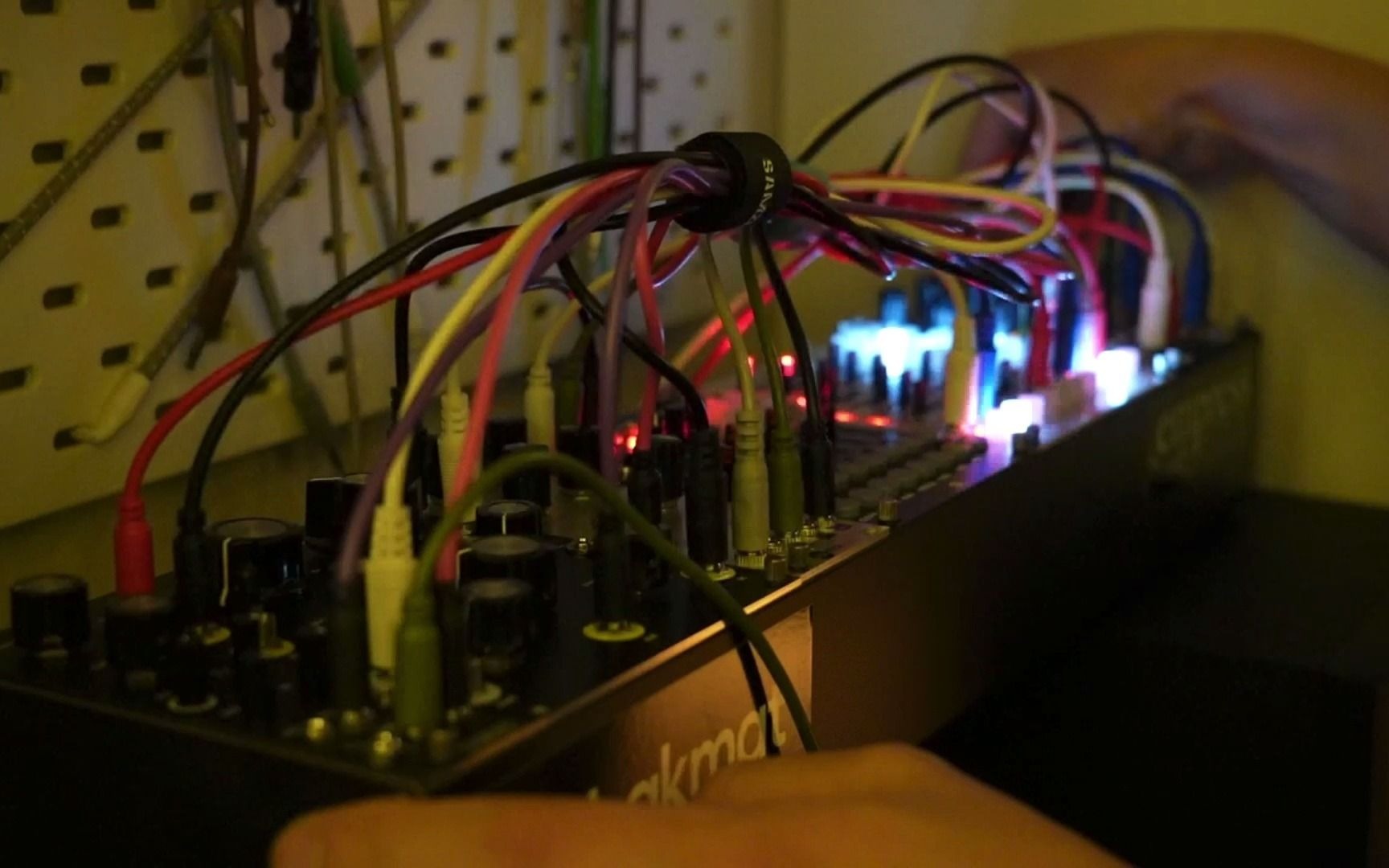 [图]104hp acid eurorack system模块合成器练习