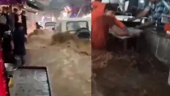 印度北部发生暴雨洪水：街道水流湍急卷走车辆 街边店主挡水被冲跑