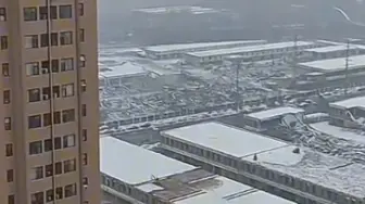 Download Video: 石家庄市东联汽配城拆迁大雪中前行，东联汽配市场位于长安区北二环东路190号，占地约100亩，建筑面积约12万平米，主要建筑为两层背靠背简易板房