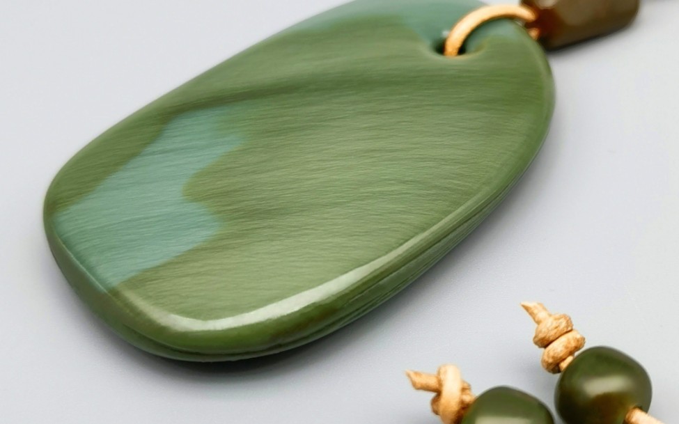 感叹大自然的神奇～和田玉沙枣青随形无事牌意境古朴风大孔道耐看简约