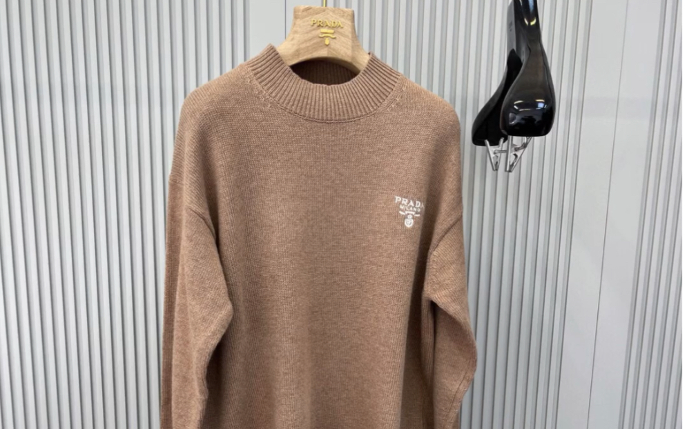 分享一比一prada普拉达23fw小刺绣高领针织毛衣