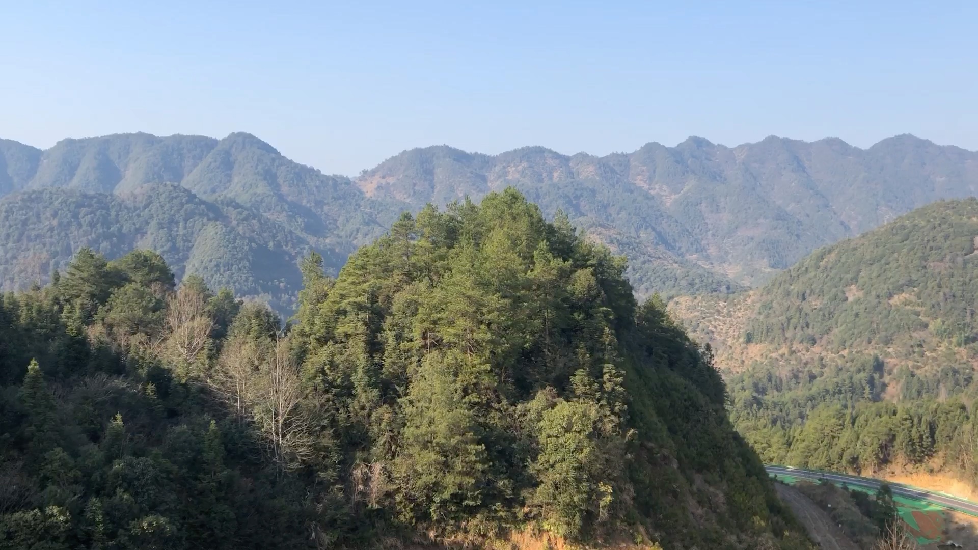 [图]青山绿水就是金山银山