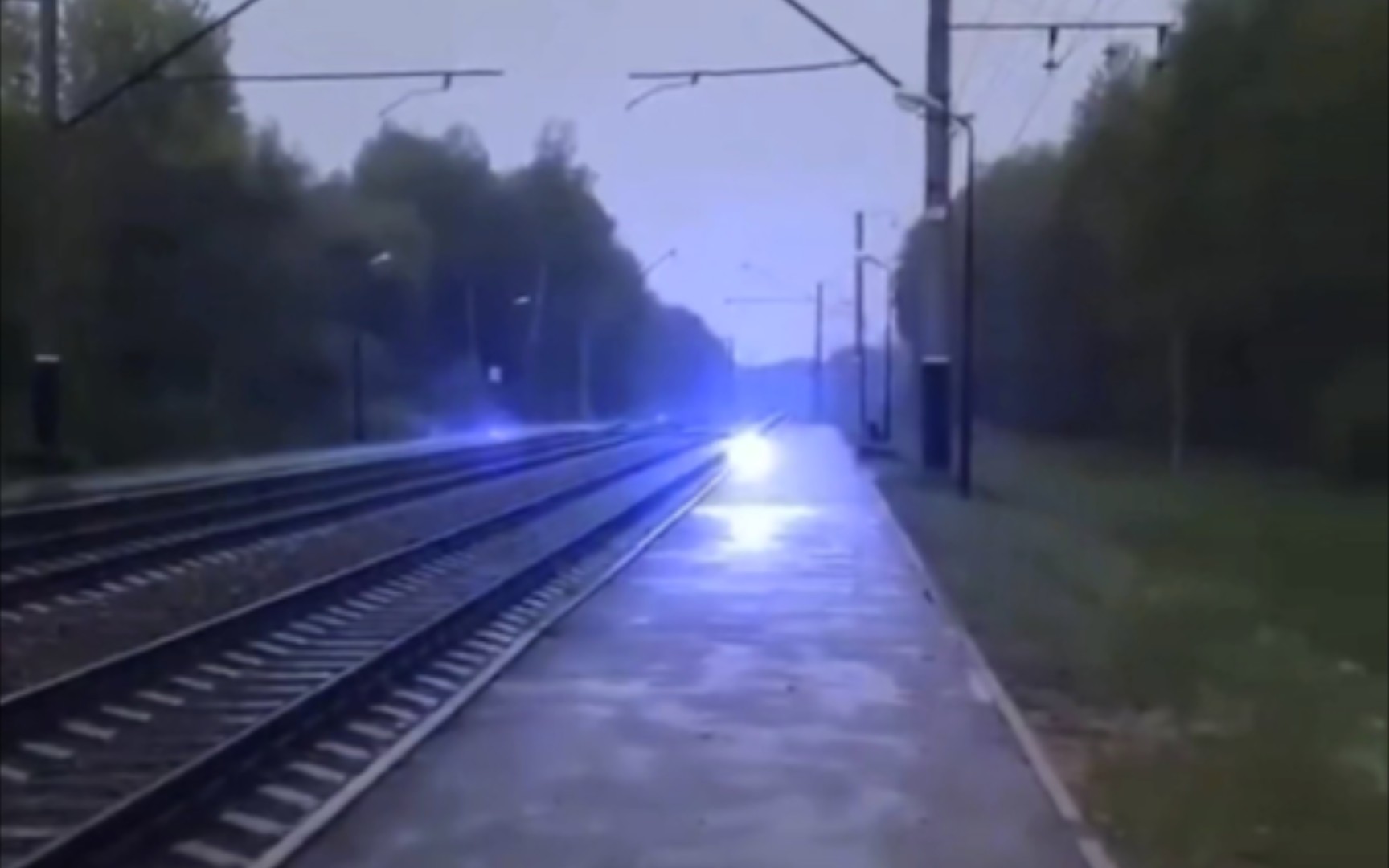 球状闪电俗称"滚地雷"