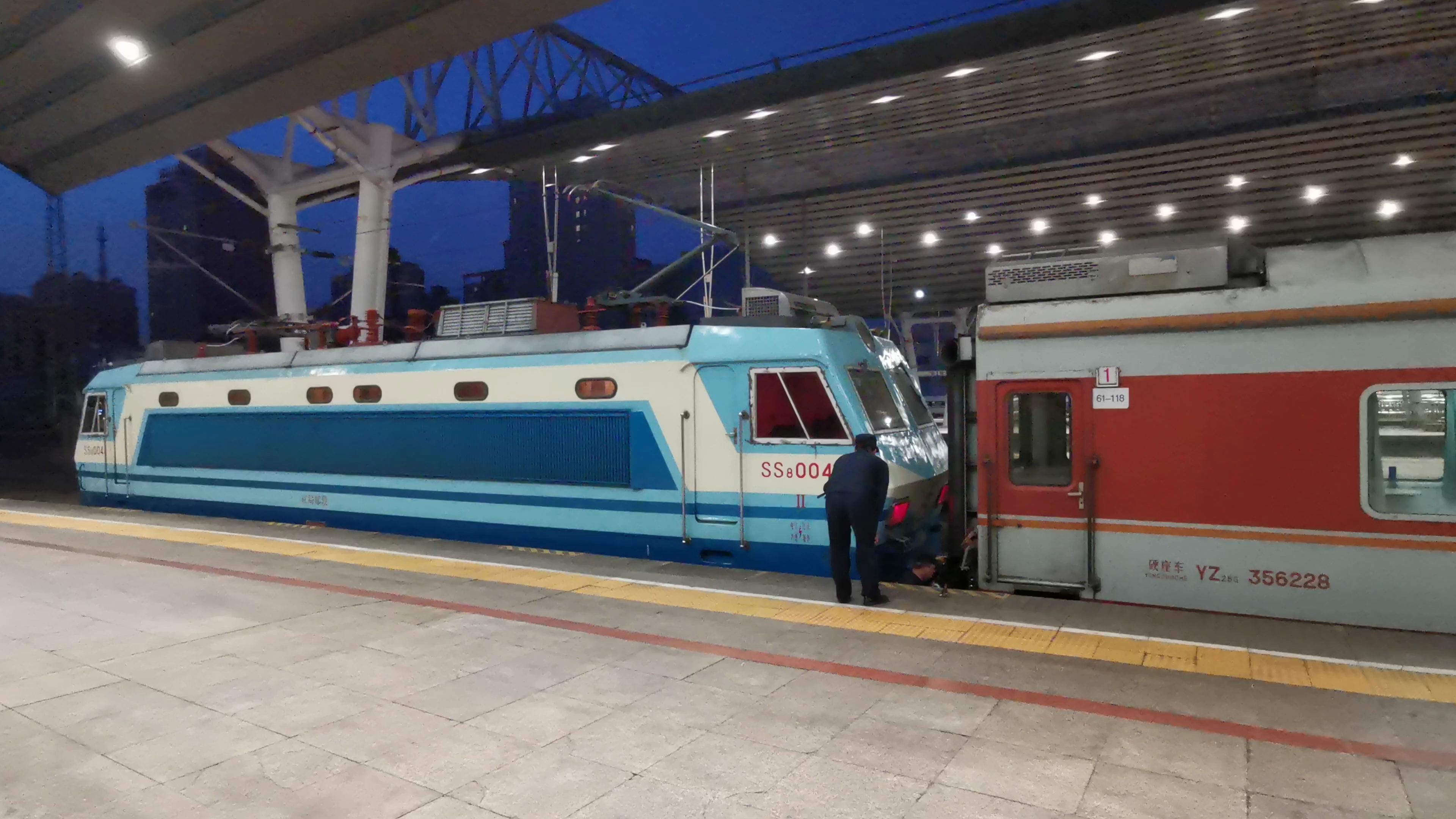 北京西站京局韶山八机车摘挂作业实录