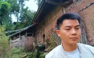 Скачать видео: 十年打工一场空，快40岁了回到农村住着老木屋，这样的条件怕是找不到女朋友了