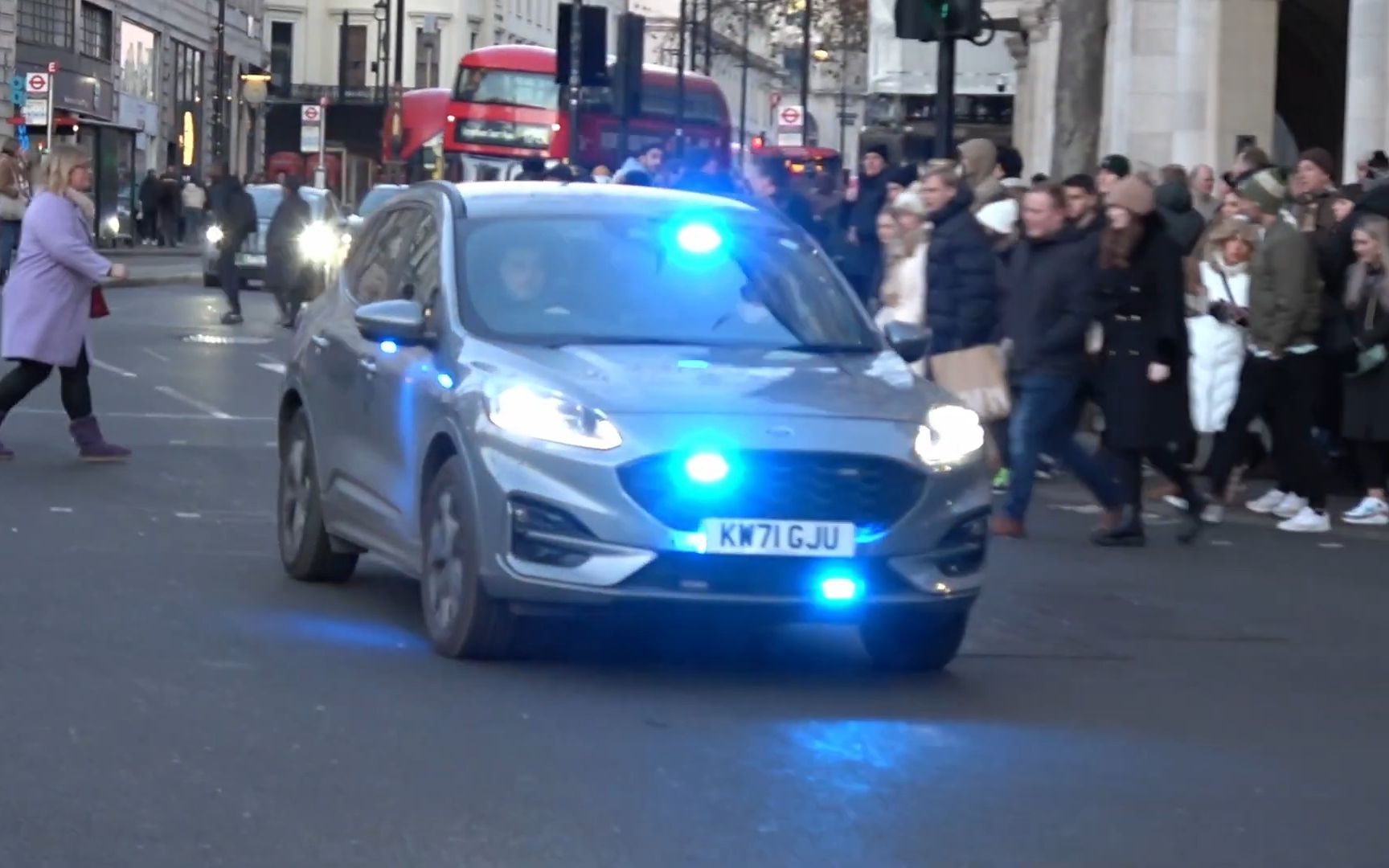 英国大都会警察福特翼虎phev便衣警车出警!迷你便衣警车出警!