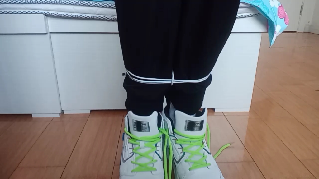 白袜挣扎脱鞋(无不良价值导向)